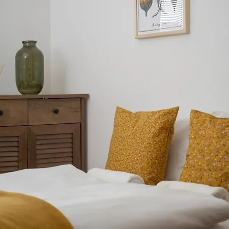 Miedziana Stylish & Cosy With Balcony By Renters 아파트