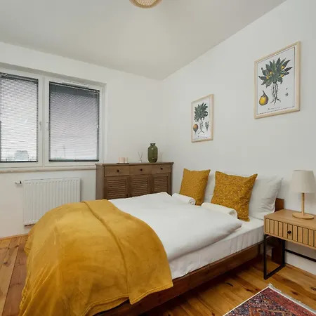شقة Miedziana Stylish & Cosy With Balcony By Renters
